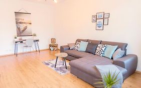 Modern-TOP City Lage -5 min - HBhf Netflix Küche Boxspringbett 2m x 2m bis 4 Pers